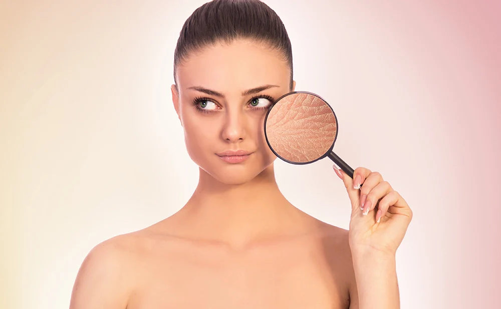 Femme tenant une loupe sur son visage pour illustrer les signes visibles d’une peau déshydratée