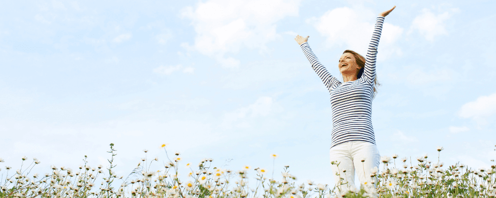 femme-menopause-souriante-bien-etre-nature