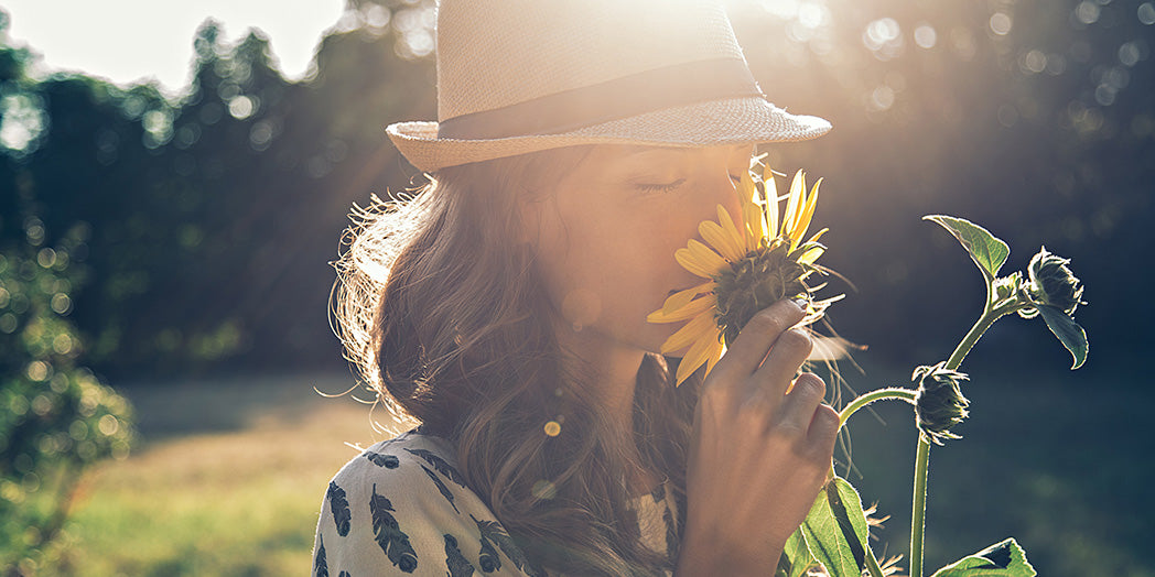 femme respire une fleur