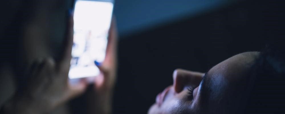 femme-telephone-portable-lumiere-bleue