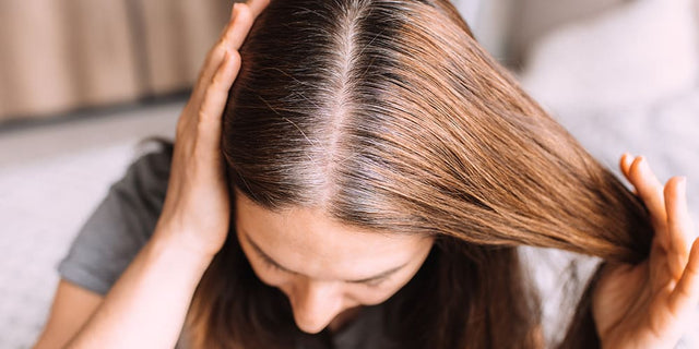 Cheveux blancs : comment les couvrir naturellement